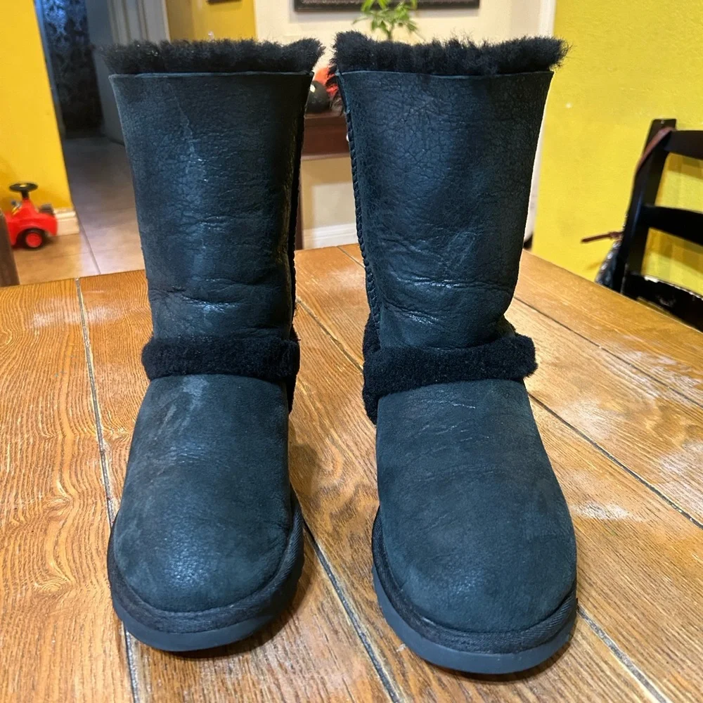 ❌SOLD❌Ugg Shearling Boots With Buckle Size 8 - Picture 2 of 6